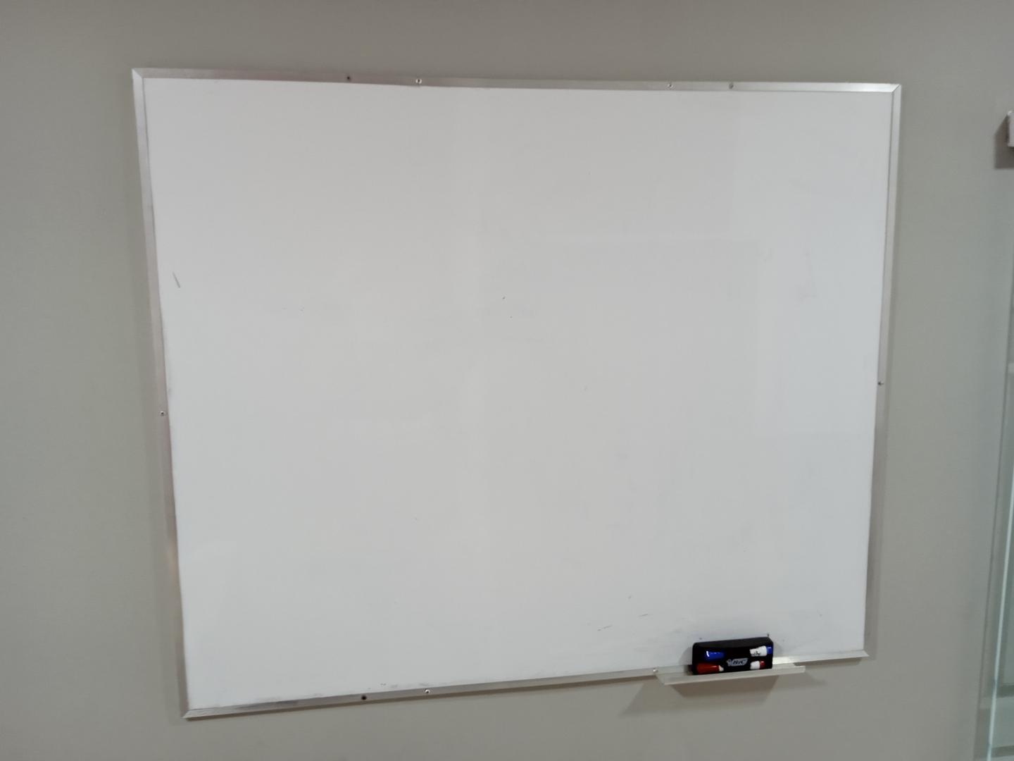 Lousa c/ moldura em Aço / MDF Branco 100 cm x 120 cm x 8 cm