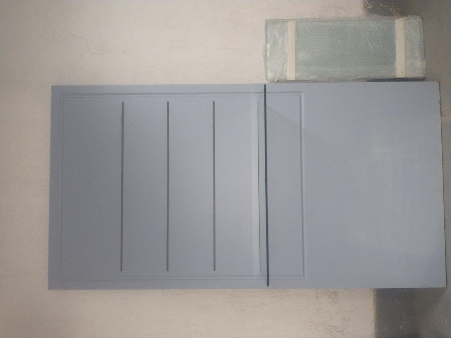 Painel expositor c/ 4 prateleiras de vidros  em MDP Azul 230 cm x 120 cm x 40 cm