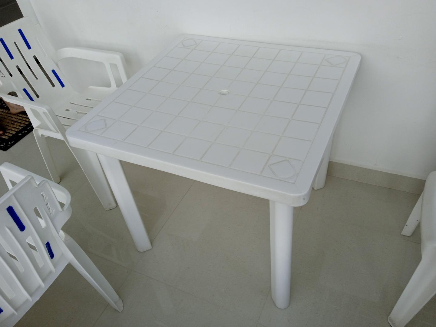 Mesa de apoio em Plástico Branco 71 cm x 84 cm x 84 cm