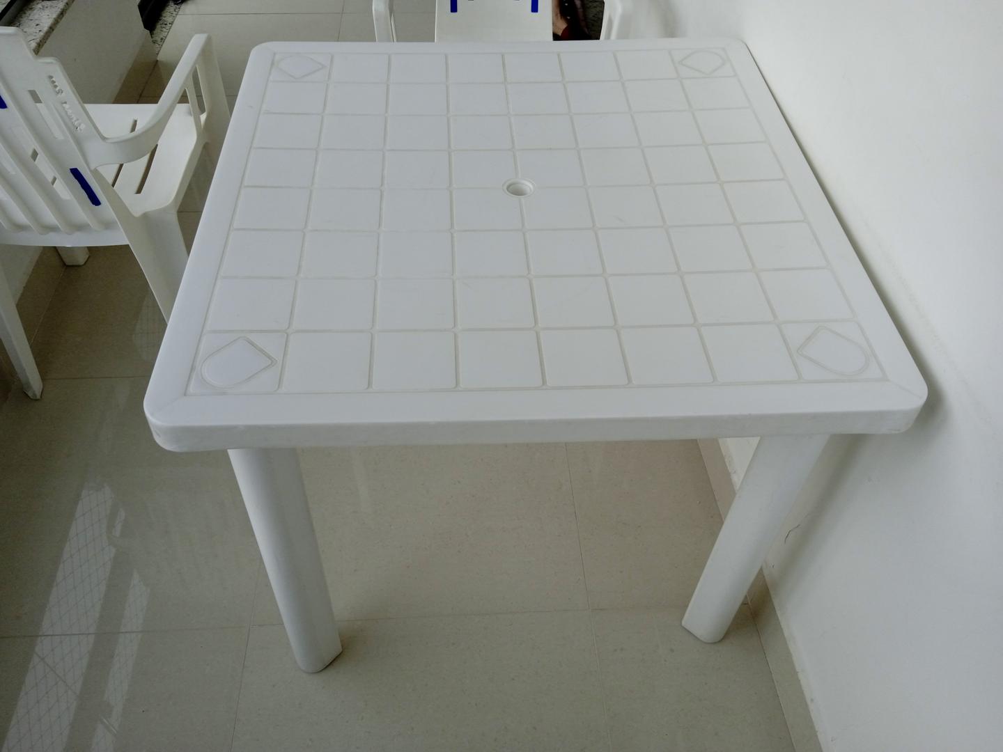 Mesa de apoio em Plástico Branco 71 cm x 84 cm x 84 cm
