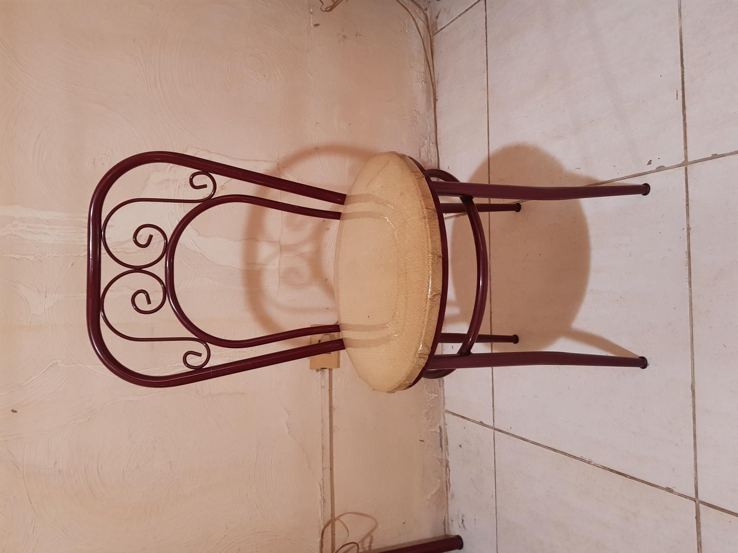 Cadeira fixa estofada s/ braços em Aço / Couro Ecológico Bege