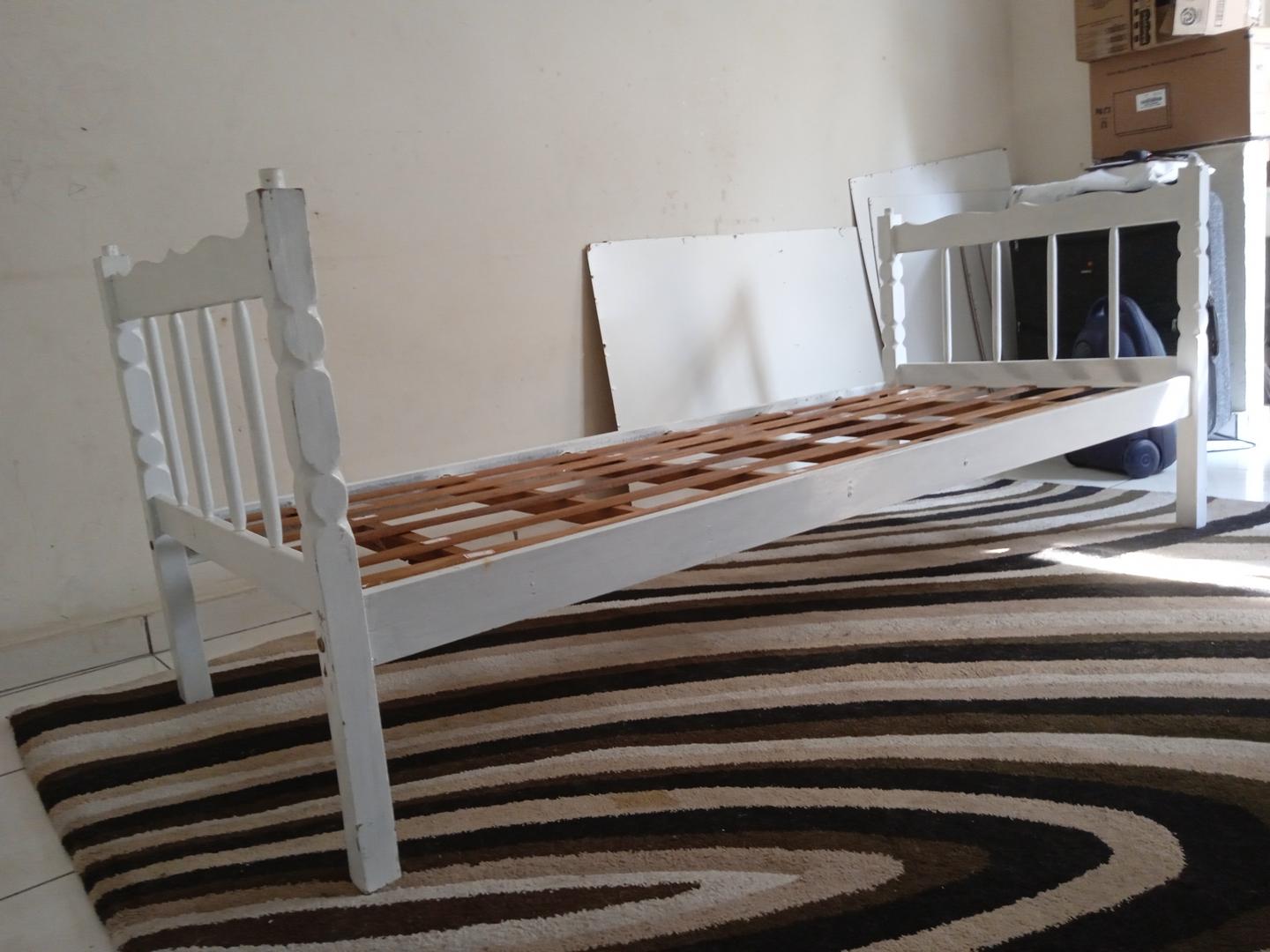 Cama de solteiro em MDF Branco 80 cm x 198 cm x 86 cm