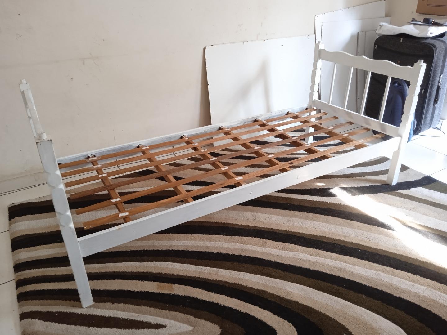 Cama de solteiro em MDF Branco 80 cm x 198 cm x 86 cm