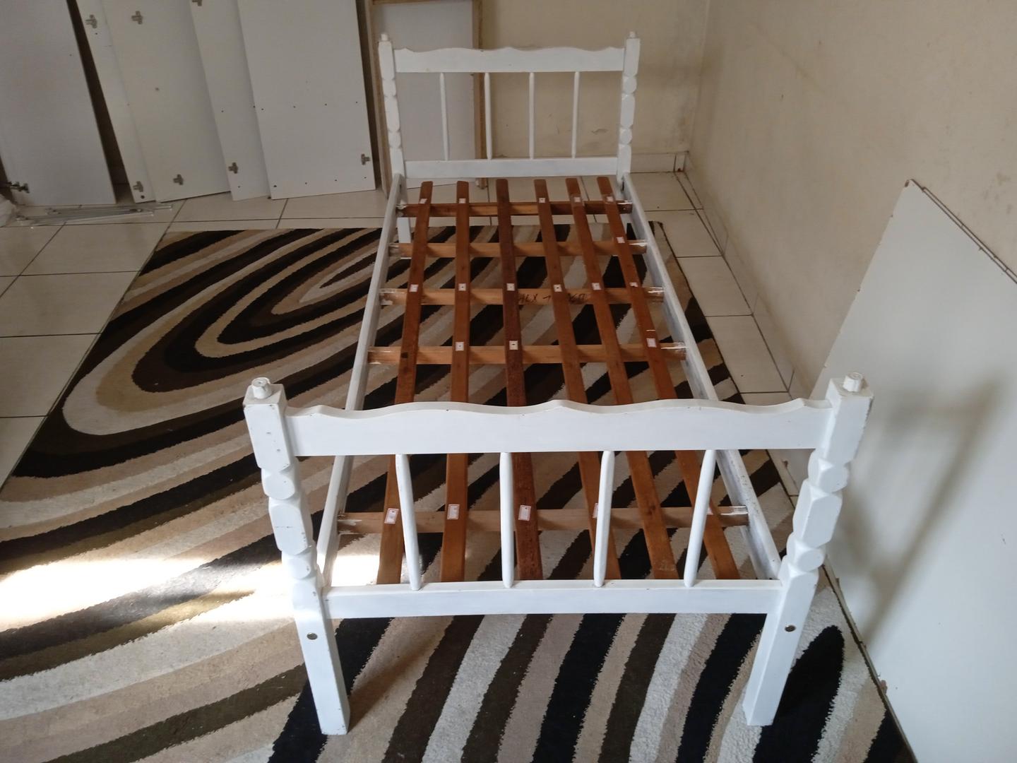 Cama de solteiro em MDF Branco 80 cm x 198 cm x 86 cm