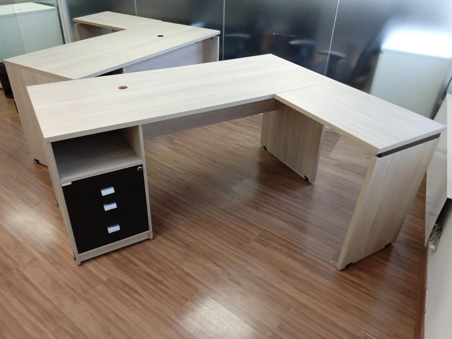 Mesa de Escritório em L c/ 3 gavetas e 1 nicho Pandin em MDF Marrom