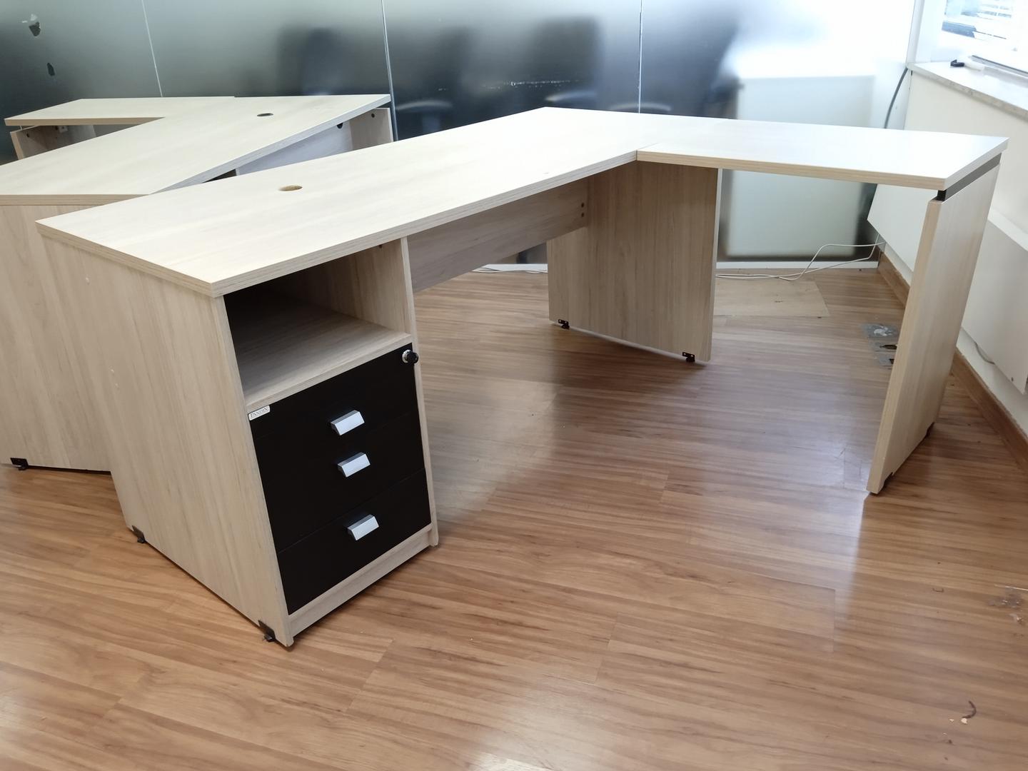 Mesa de Escritório em L c/ 3 gavetas e 1 nicho Pandin em MDF Marrom