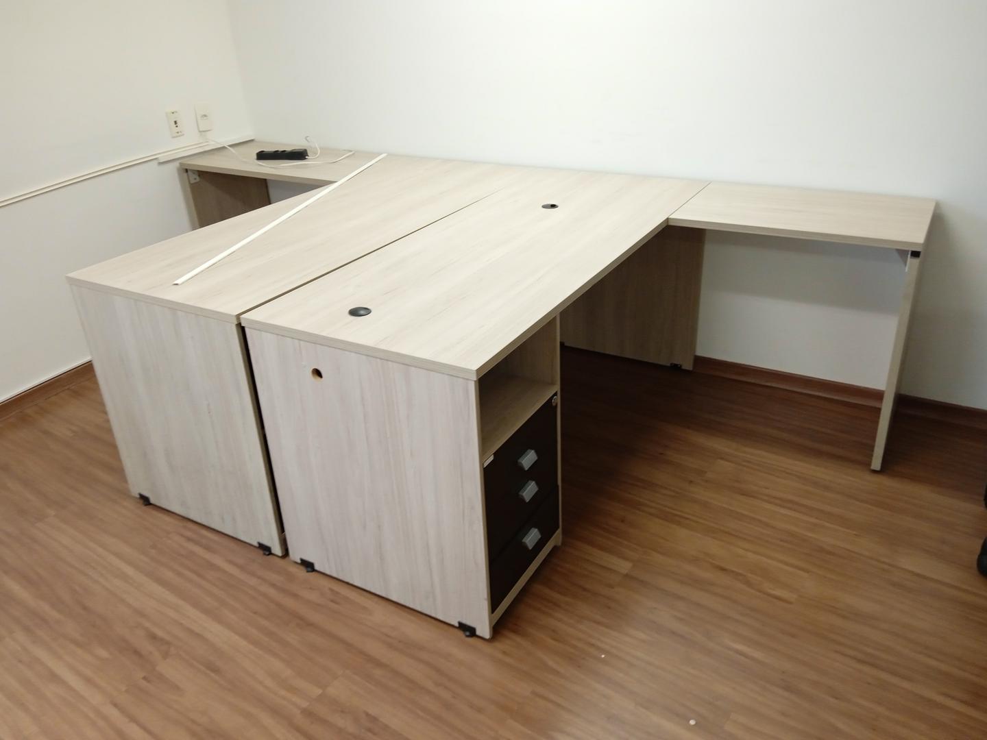 Mesa de Escritório em L c/ 3 gavetas e 1 nicho Pandin em MDF Marrom