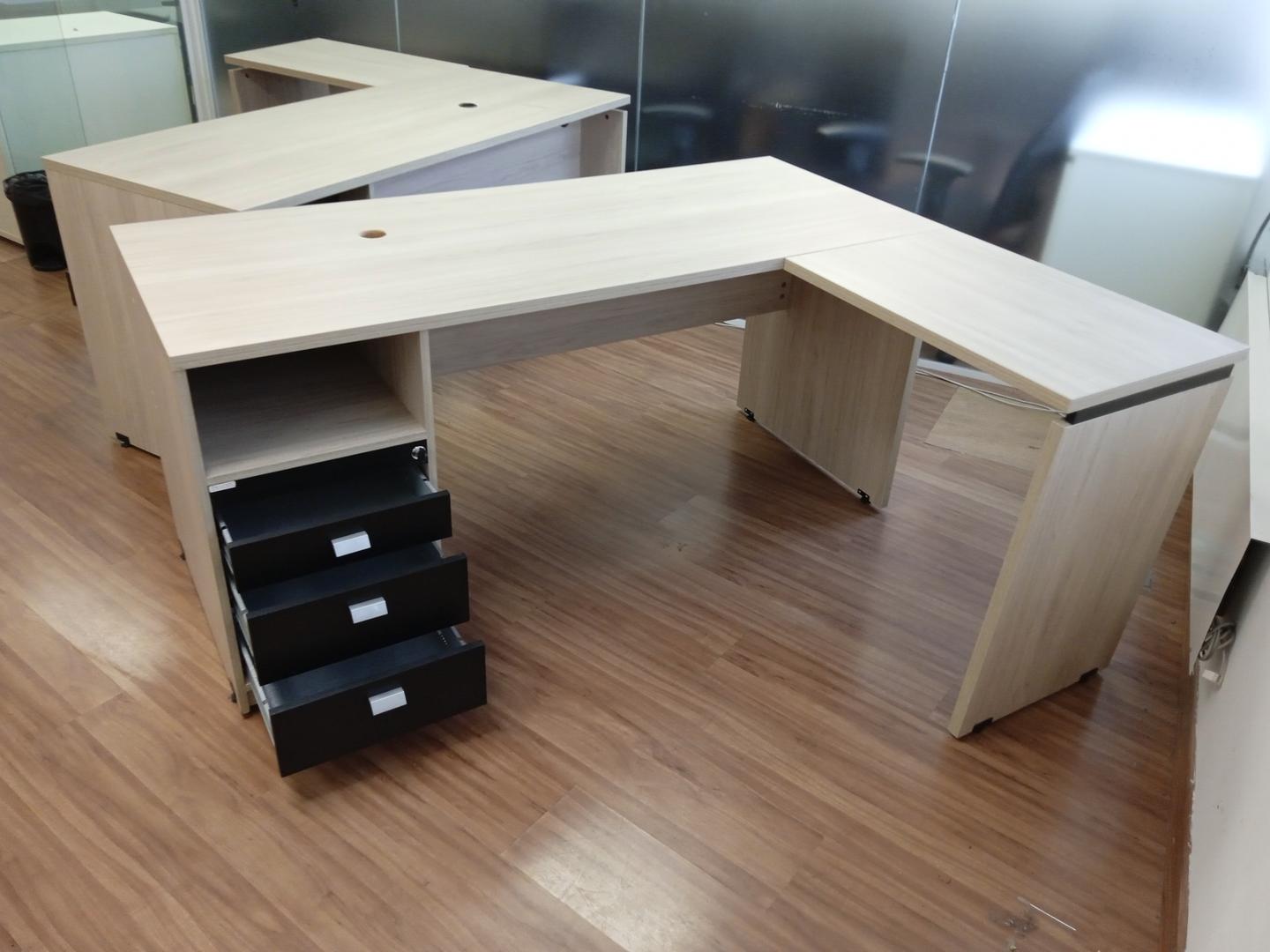 Mesa de Escritório em L c/ 3 gavetas e 1 nicho Pandin em MDF Marrom