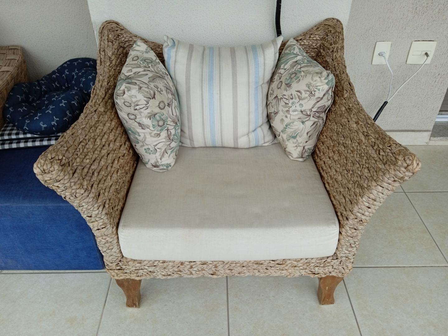 Poltrona fixa estofada c/ braços em Vime / Tecido Bege 79 cm x 98 cm x 83 cm