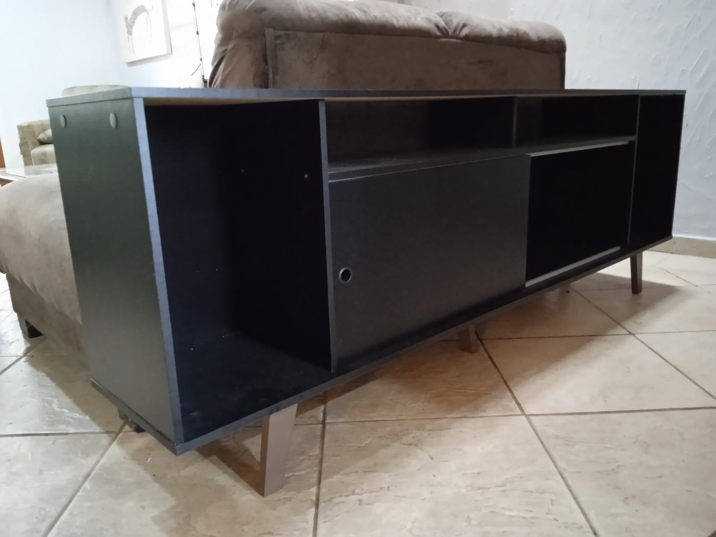 Rack c/ 2 portas de correr e 4 nichos em MDF Preto 64 cm x 180 cm x 33 cm