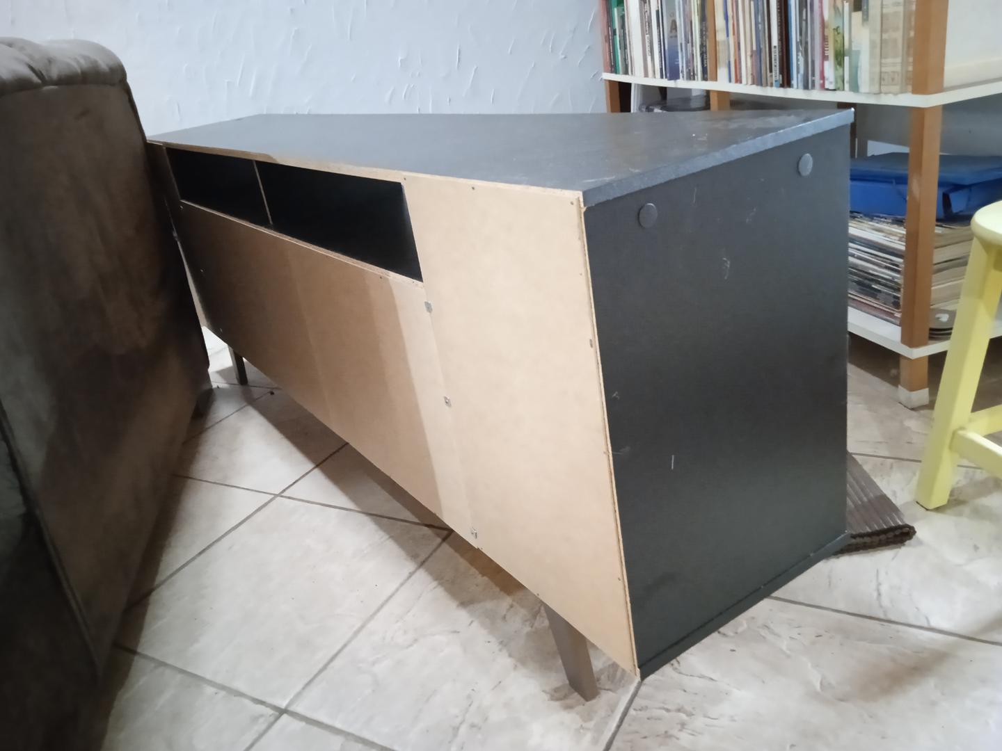 Rack c/ 2 portas de correr e 4 nichos em MDF Preto 64 cm x 180 cm x 33 cm