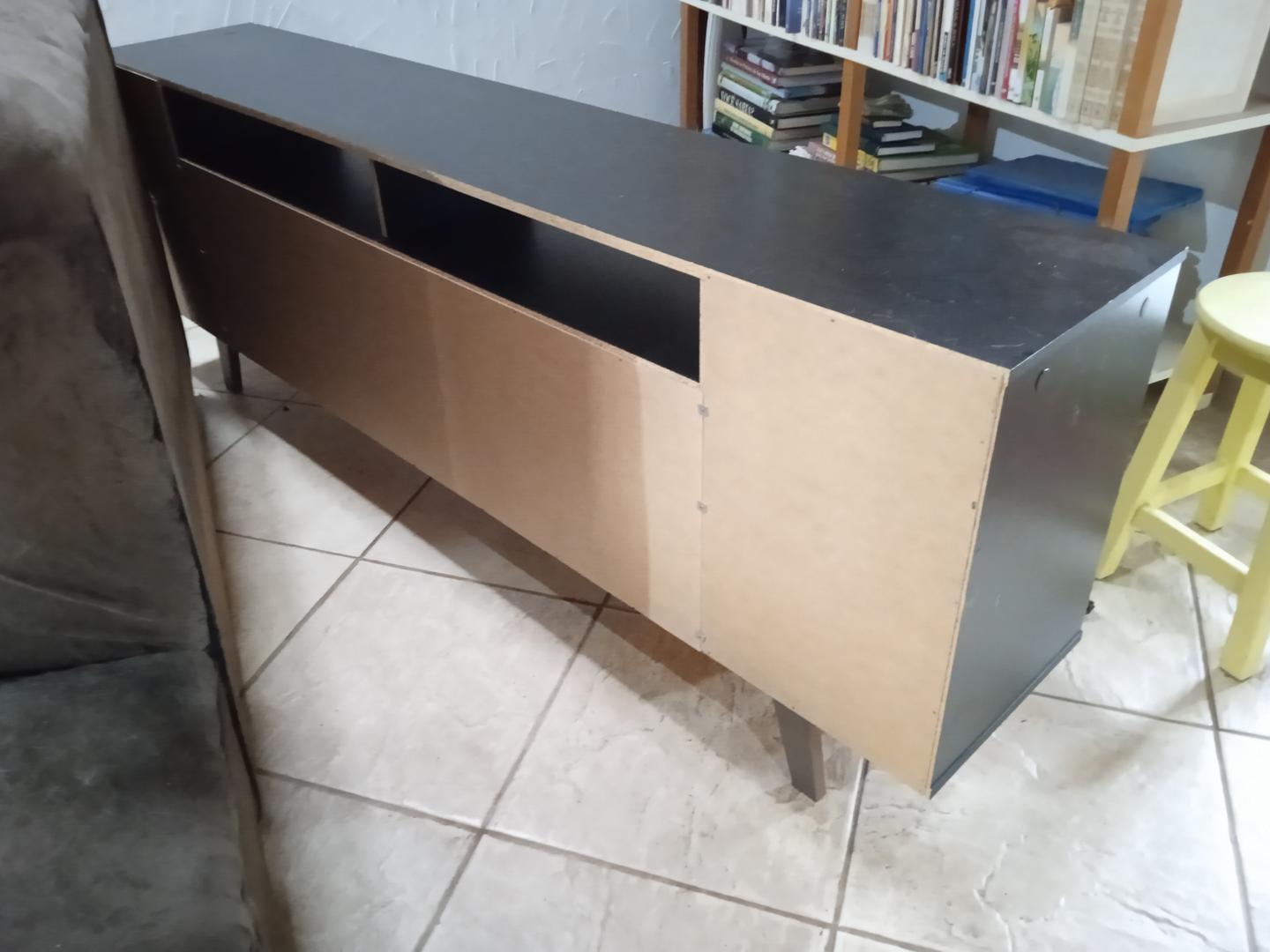 Rack c/ 2 portas de correr e 4 nichos em MDF Preto 64 cm x 180 cm x 33 cm