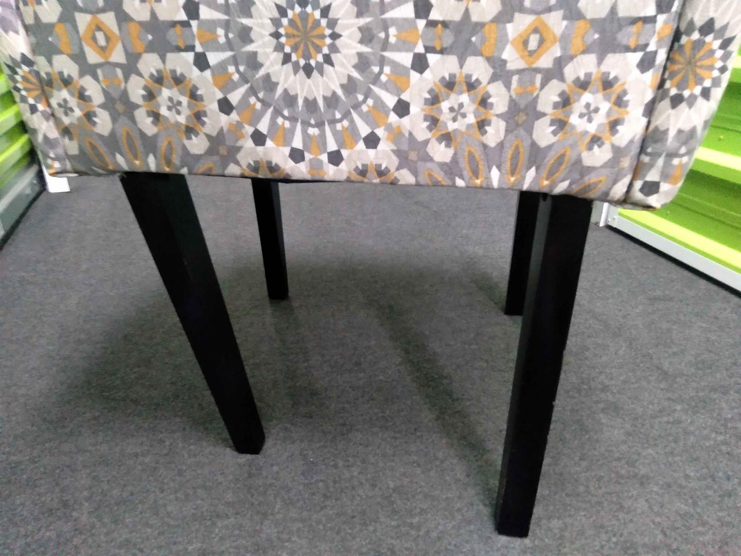 Poltrona fixa c/ braços estampada em Estofado / Tecido Colorido 103 cm x 57 cm x 50 cm