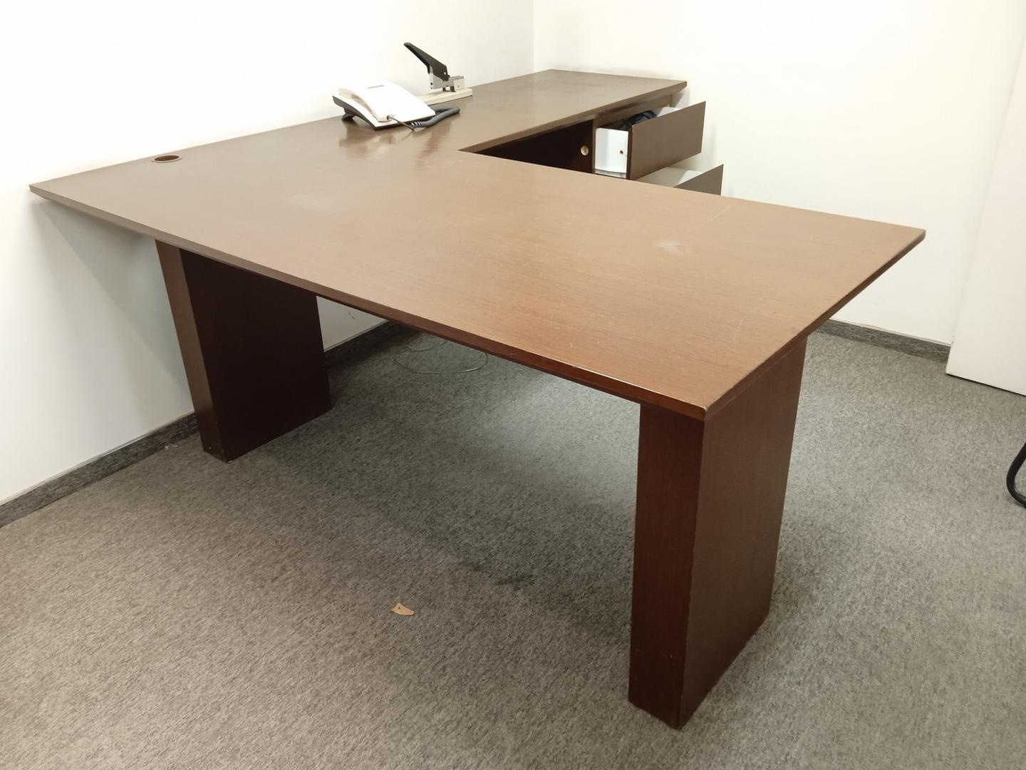 Mesa de Escritório em L c/ 3 gavetas em MDF Marrom 75 cm x 170 cm x 185 cm