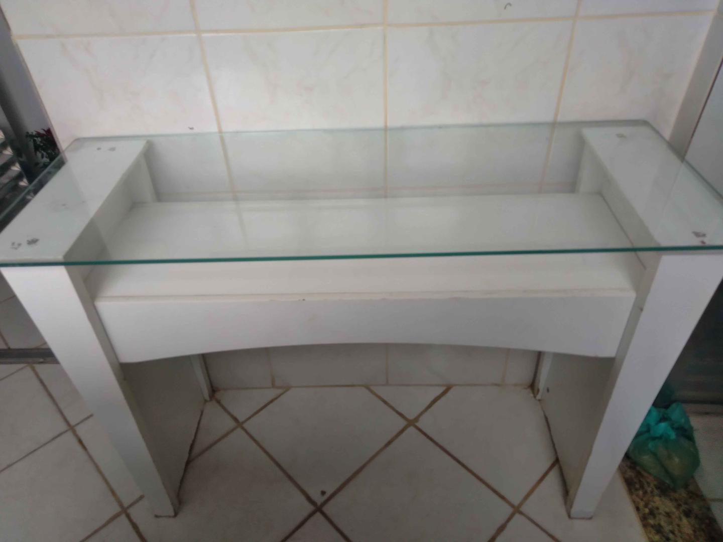 Aparador  em MDP / Vidro Branco 77 cm x 110 cm x 40 cm