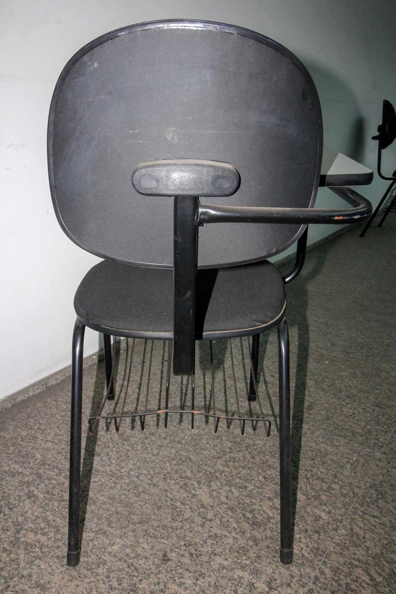 Cadeira Escolar / Universitária Preta 83 cm x 50 cm x 65 cm