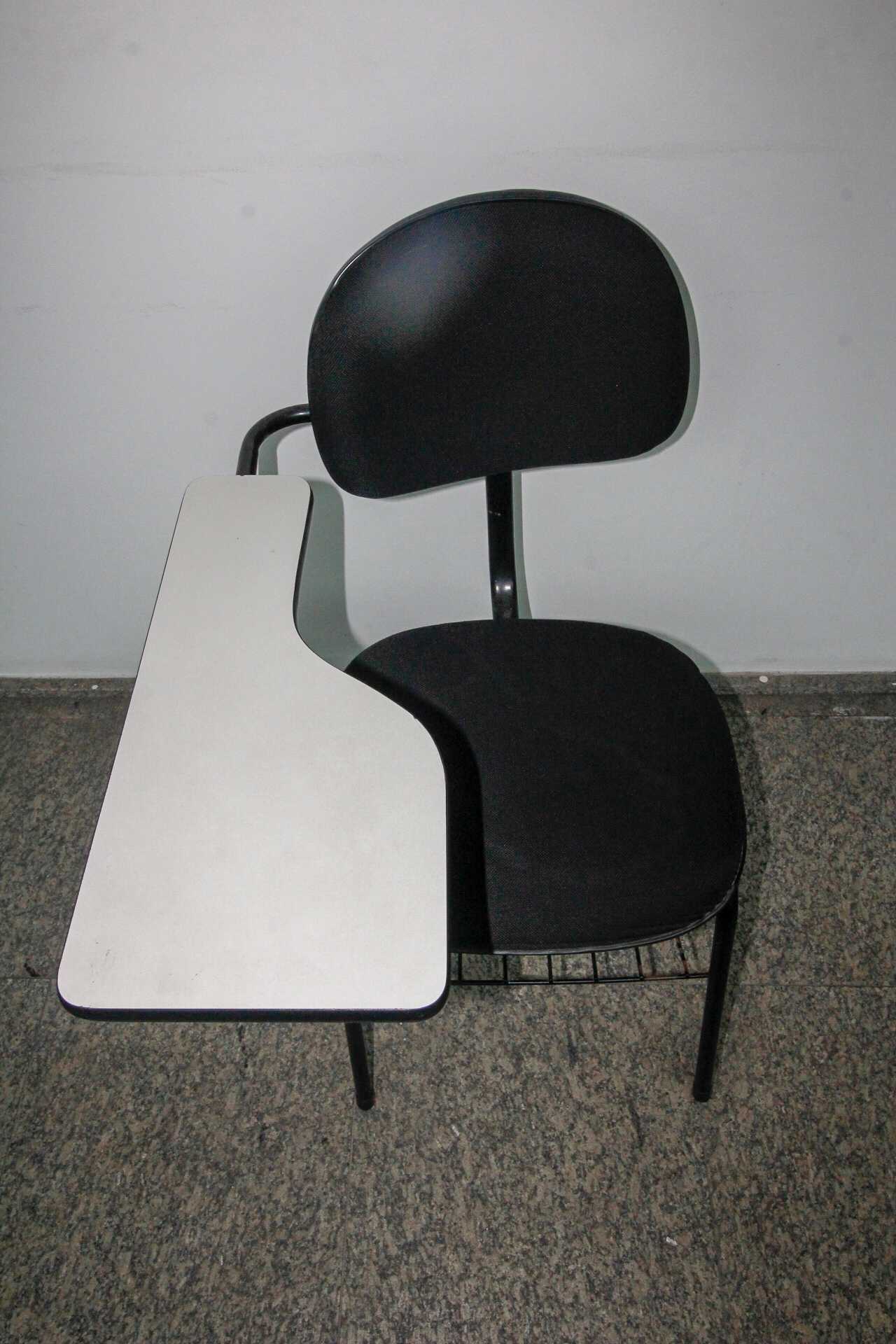 Cadeira Escolar / Universitária Preta 83 cm x 50 cm x 65 cm
