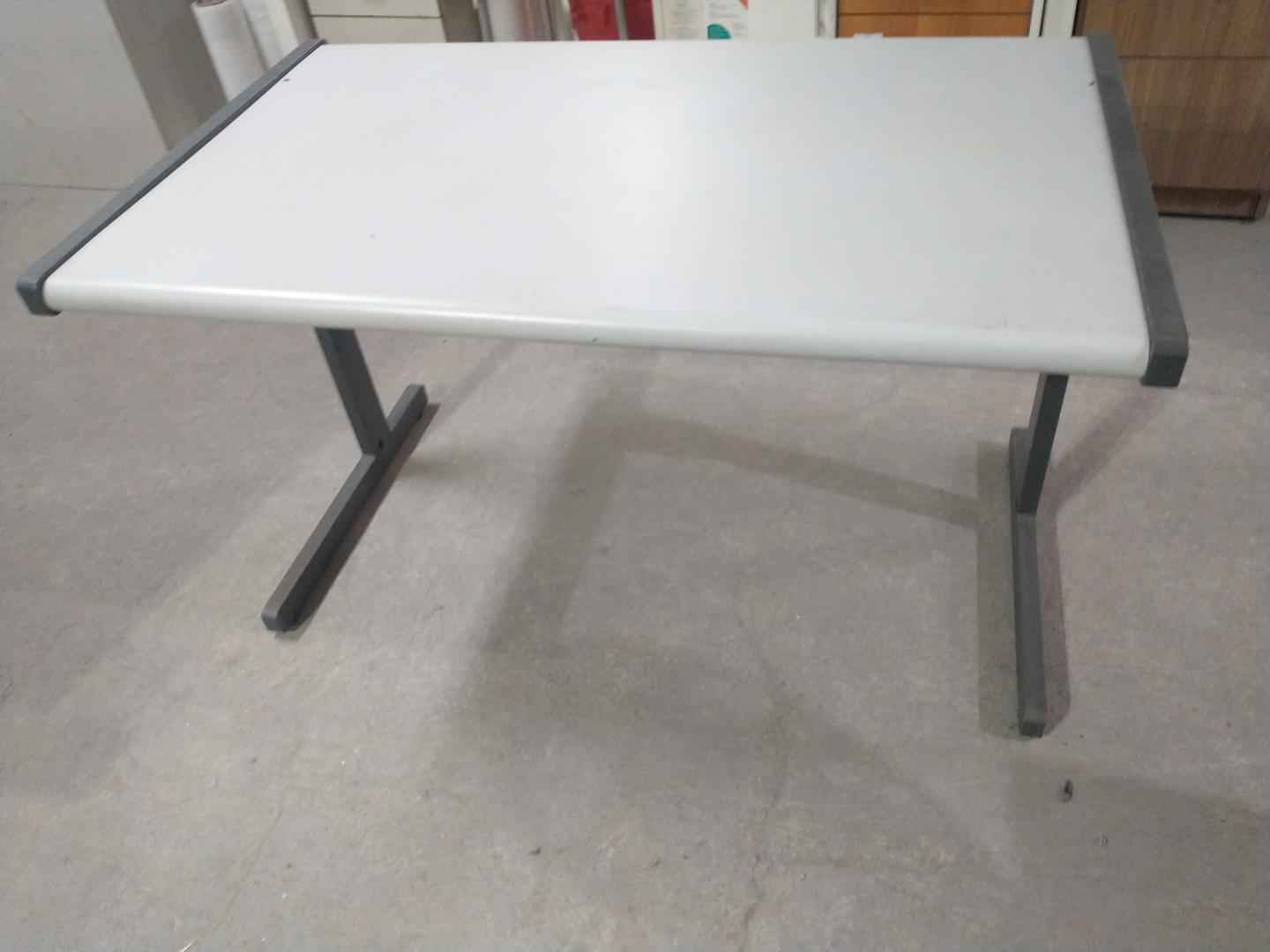 Mesa de escritório  em MDF / Aço Cinza 75 cm x 122 cm x 75 cm