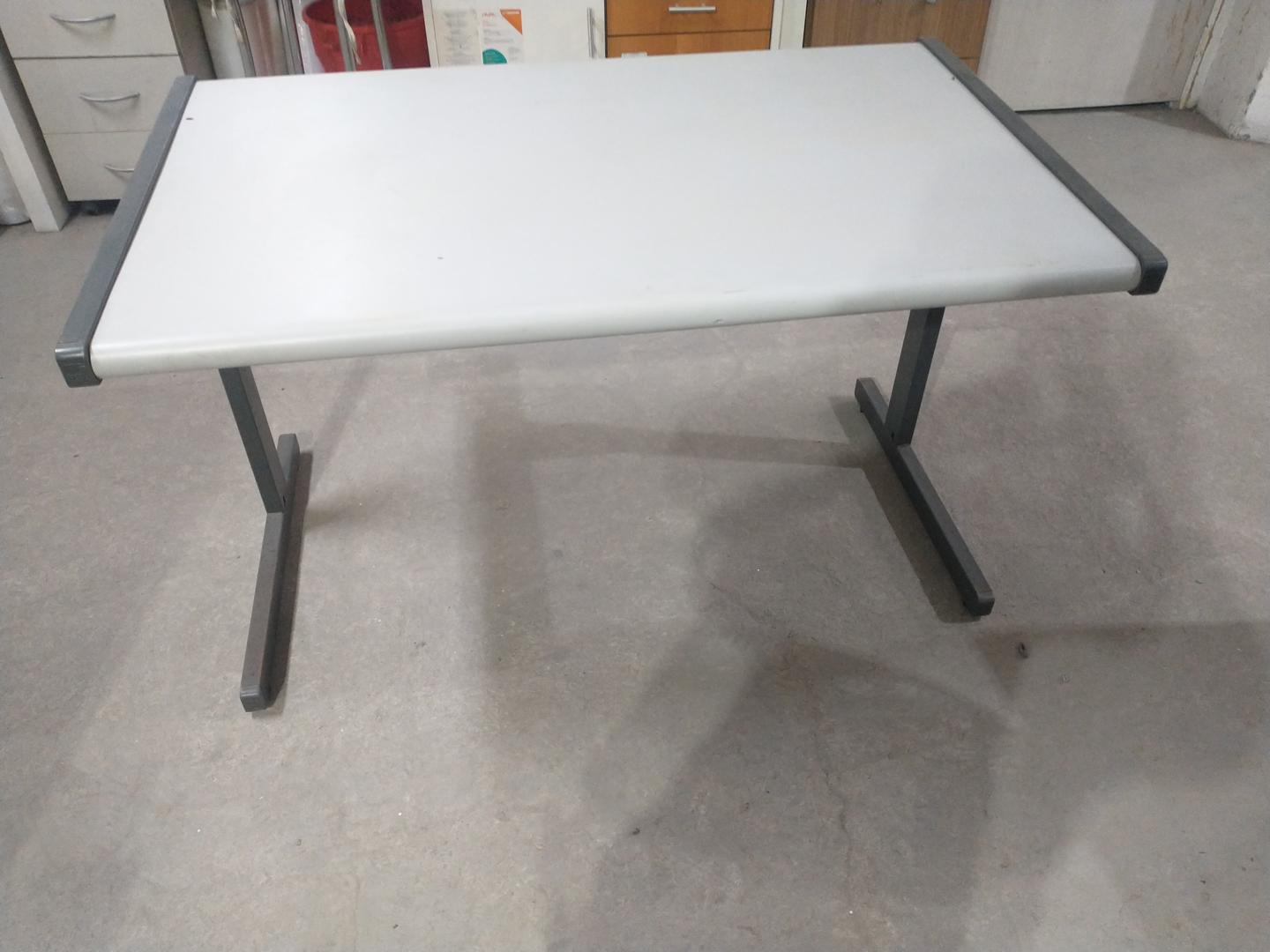 Mesa de escritório  em MDF / Aço Cinza 75 cm x 122 cm x 75 cm