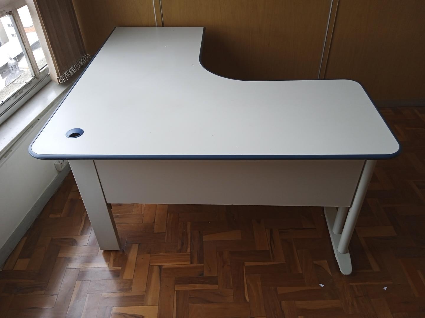 Mesa De Escritório Em L Em MDF Branca 75 Cm X 142 Cm X 142 Cm