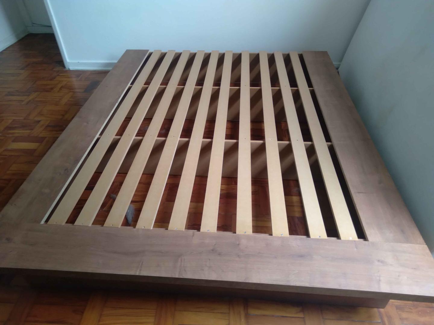 Cama Queen s/ pés  em Madeira Marrom 28 cm x 160 cm x 200 cm