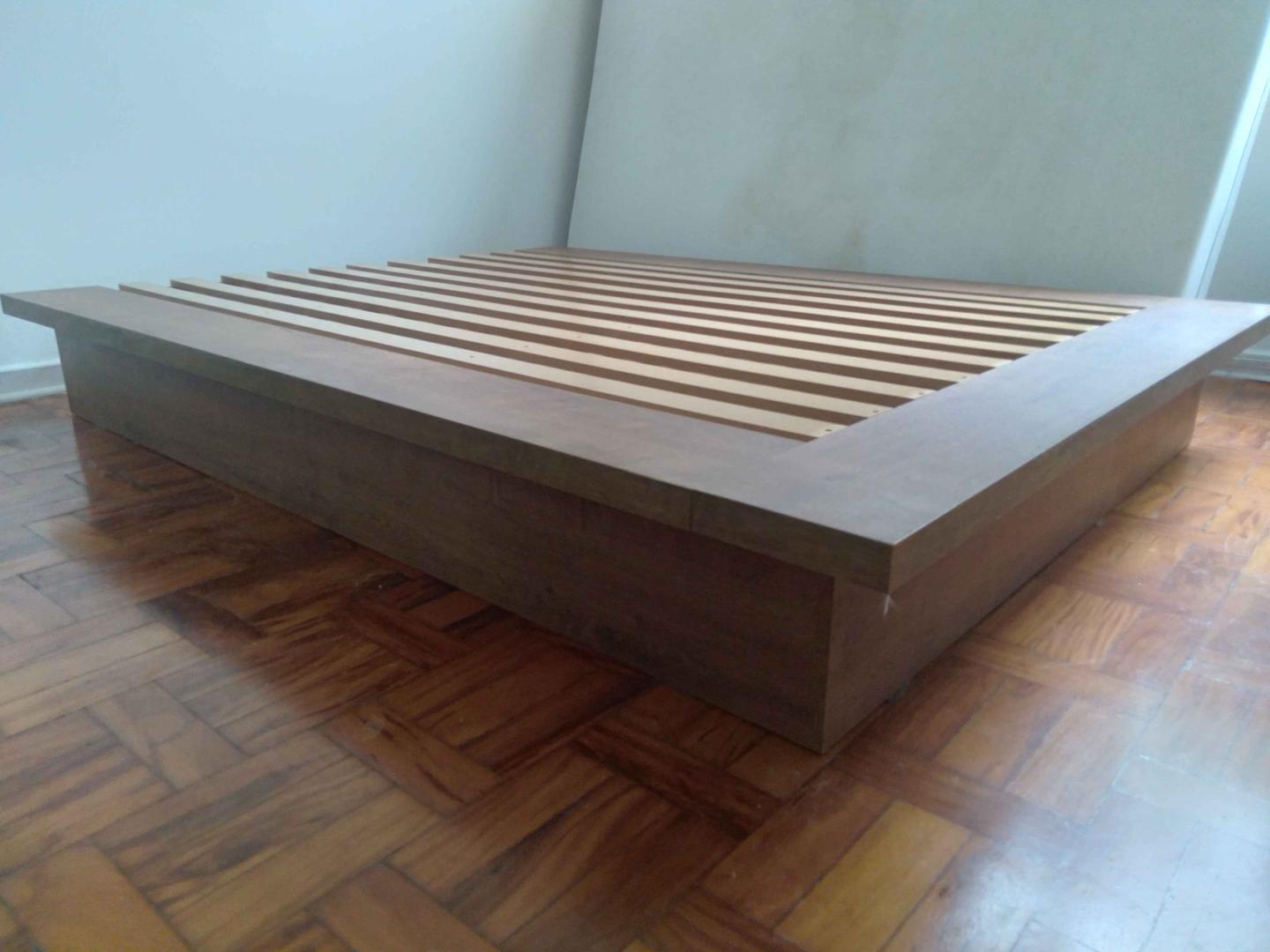 Cama Queen s/ pés  em Madeira Marrom 28 cm x 160 cm x 200 cm