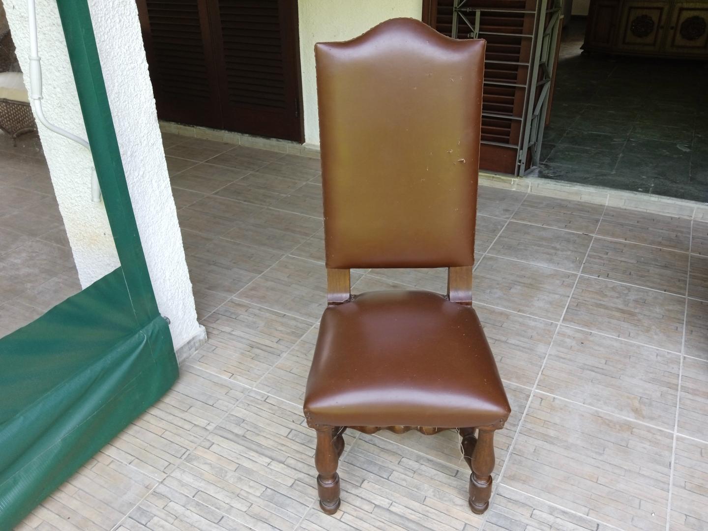 Cadeira fixa estofada s/ braços em Madeira / Couro Ecológico Marrom
