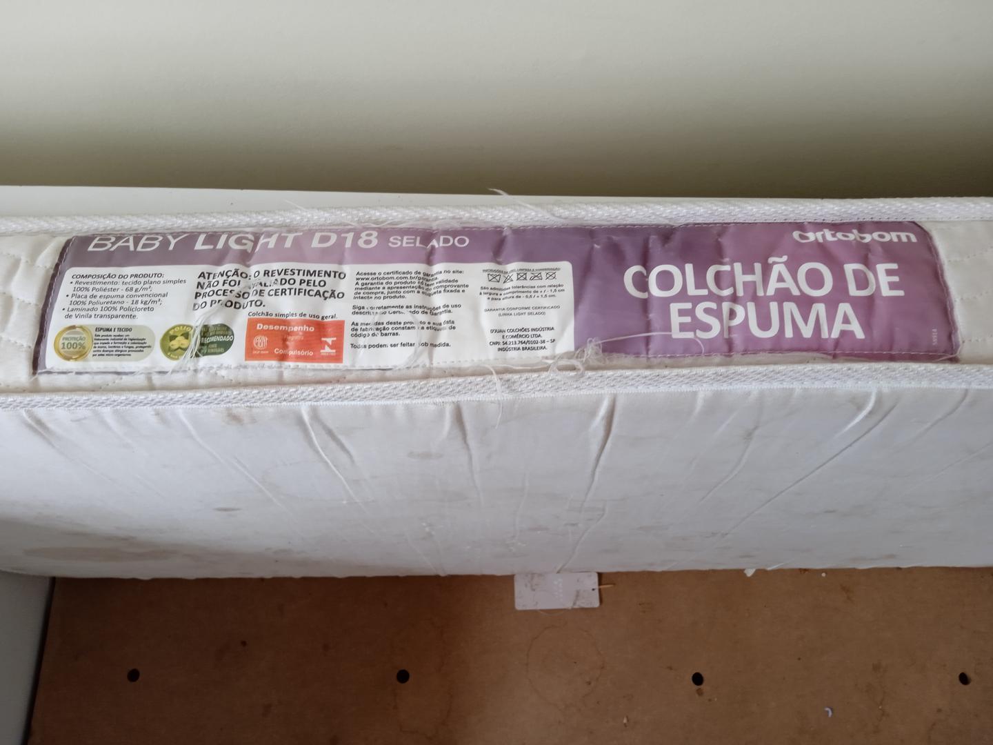 Berço c/ regulagem de estrado e c/ colchão em MDF Branco 90 cm x 135 cm x 76 cm