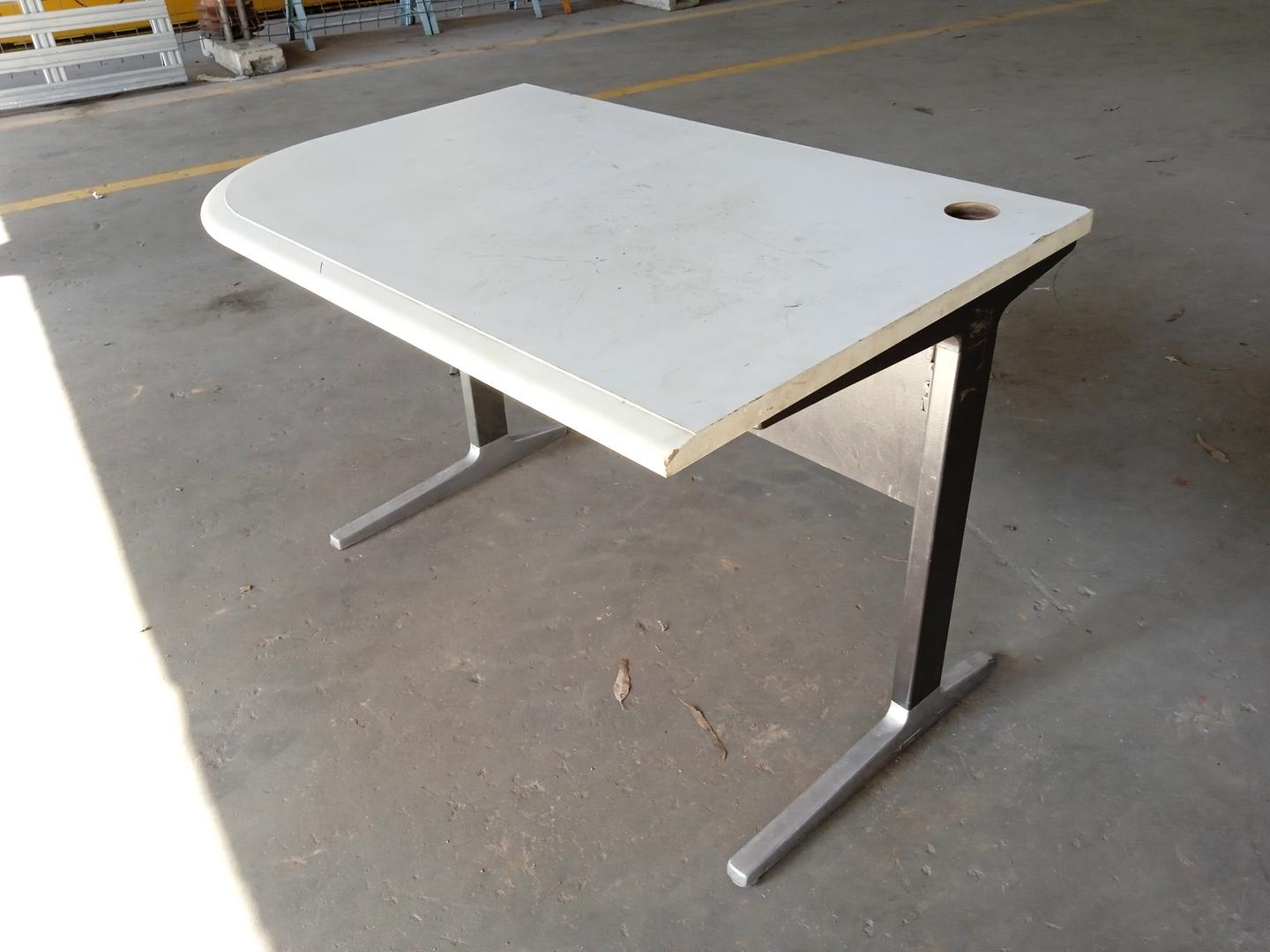 Mesa de escritório em MDF / Aço Bege 75 cm x 150 cm x 120 cm