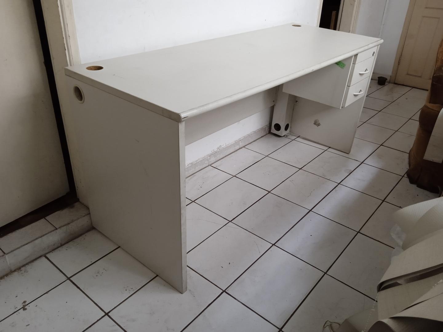 Mesa de Escritório c/ 2 gavetas em MDF / Aço Bege 74 cm x 160 cm x 60 cm