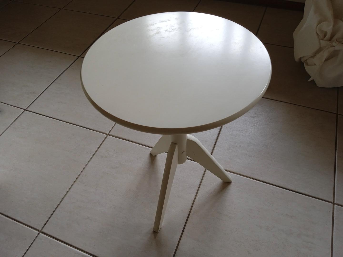 Mesa de apoio redonda em MDF Branco 55 cm x 40 cm x 40 cm