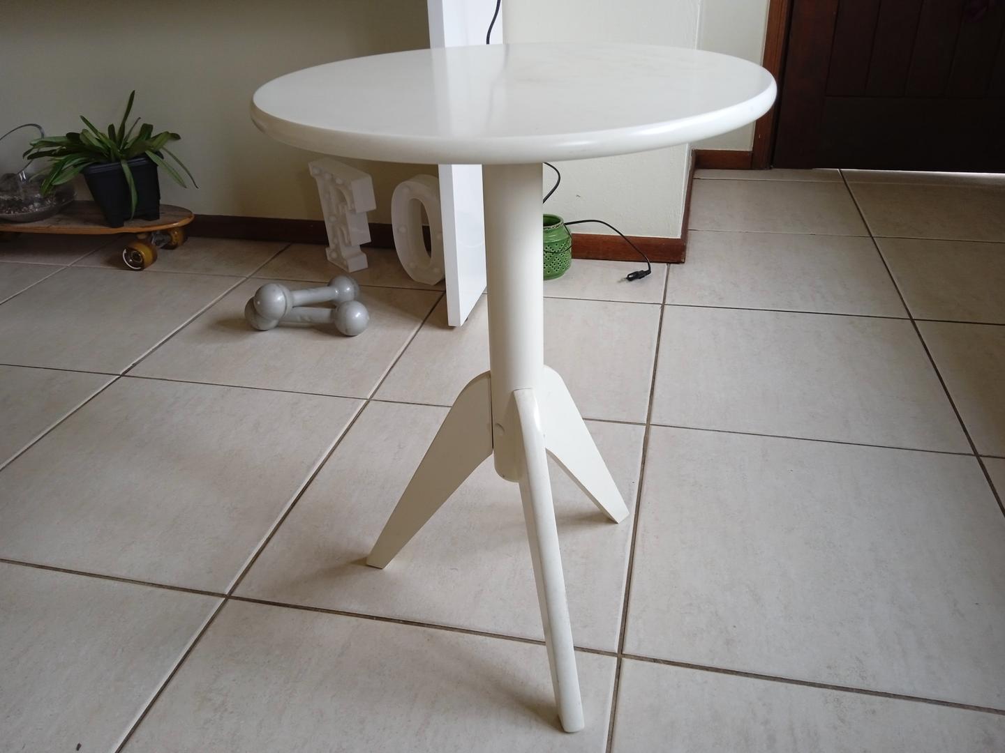 Mesa de apoio redonda em MDF Branco 55 cm x 40 cm x 40 cm