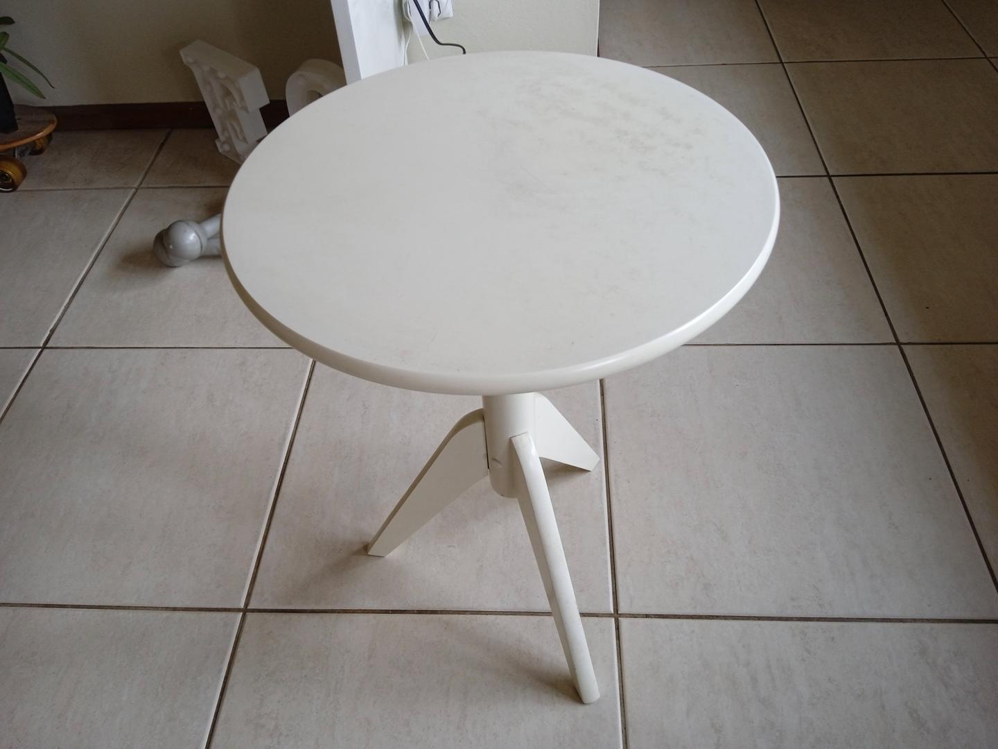 Mesa de apoio redonda em MDF Branco 55 cm x 40 cm x 40 cm