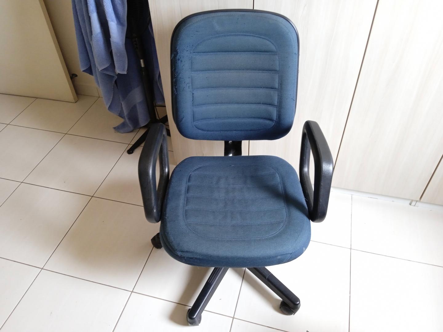 Cadeira de Escritório c/ Braço / Rodinhas Azul 100 cm x 60 cm x 60 cm