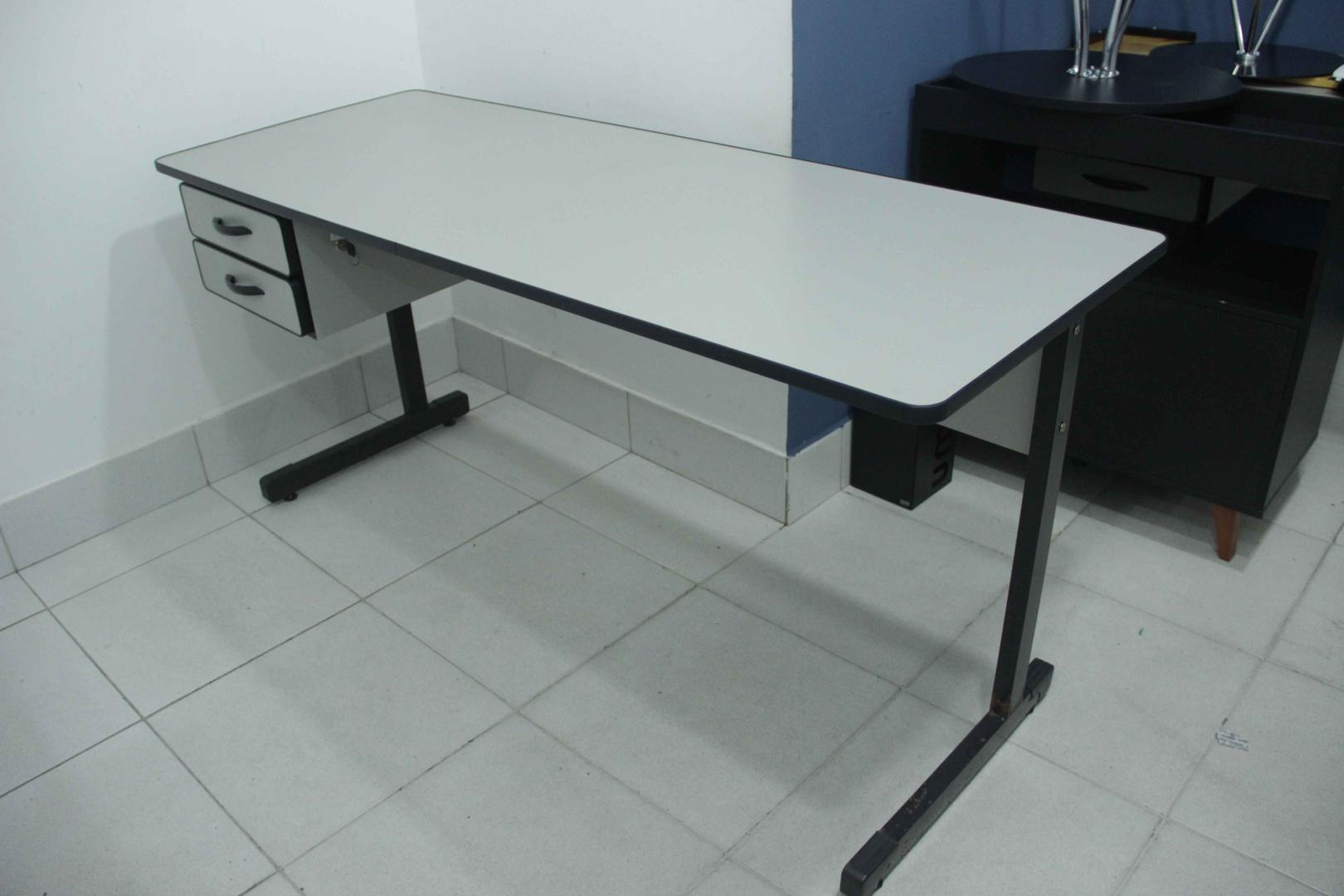 Mesa de Escritório 2 Gavetas em Ferro / MDP Cinza 77 cm x 161 cm x 60 cm