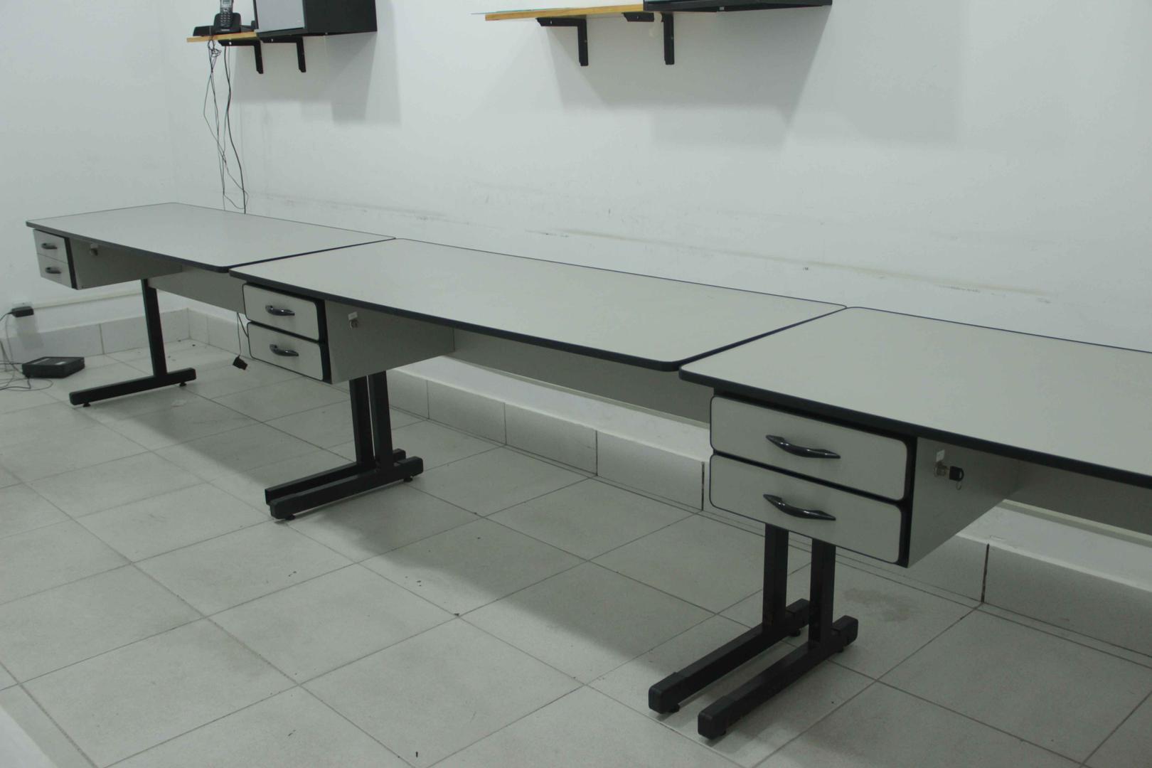 Mesa de Escritório 2 Gavetas em Ferro / MDP Cinza 77 cm x 161 cm x 60 cm