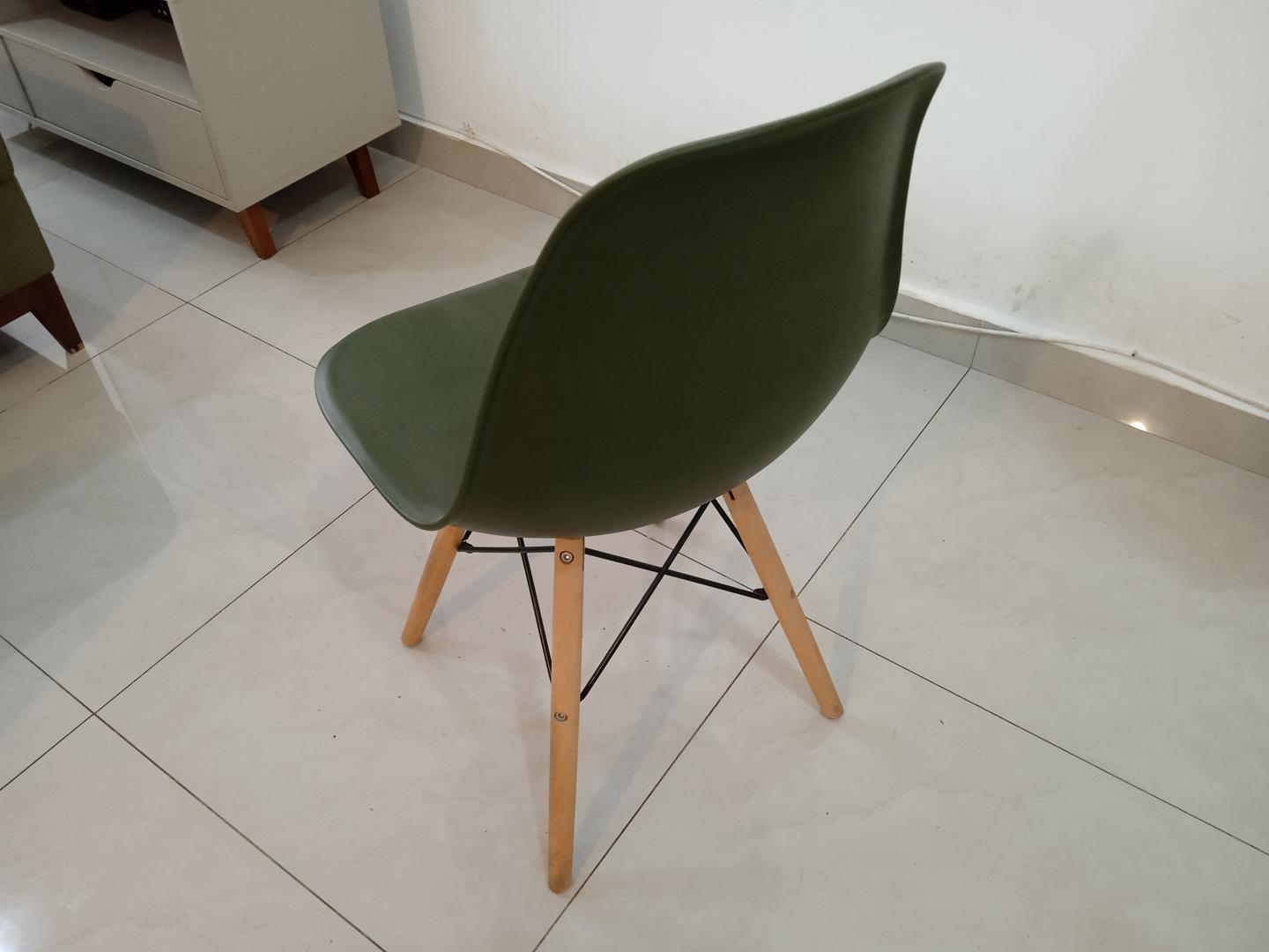 Cadeira de jantar fixa s/ braços Eames em Plástico / MDF Verde 82 cm x 46 cm x 45 cm