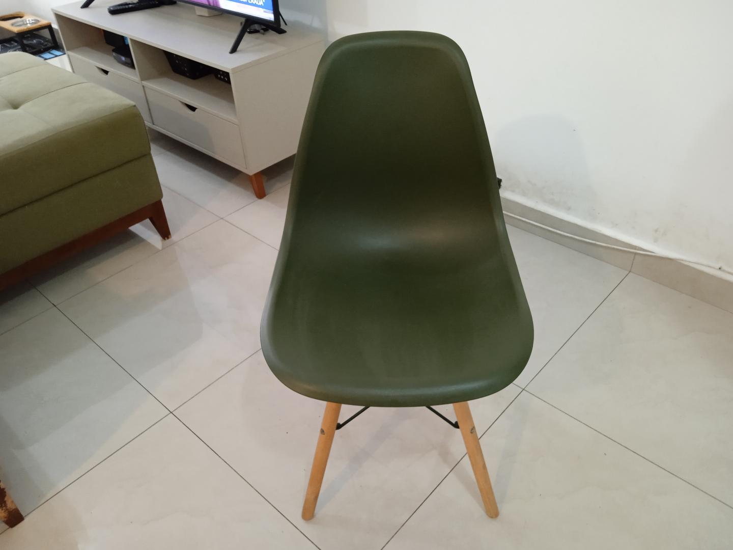 Cadeira de jantar fixa s/ braços Eames em Plástico / MDF Verde 82 cm x 46 cm x 45 cm