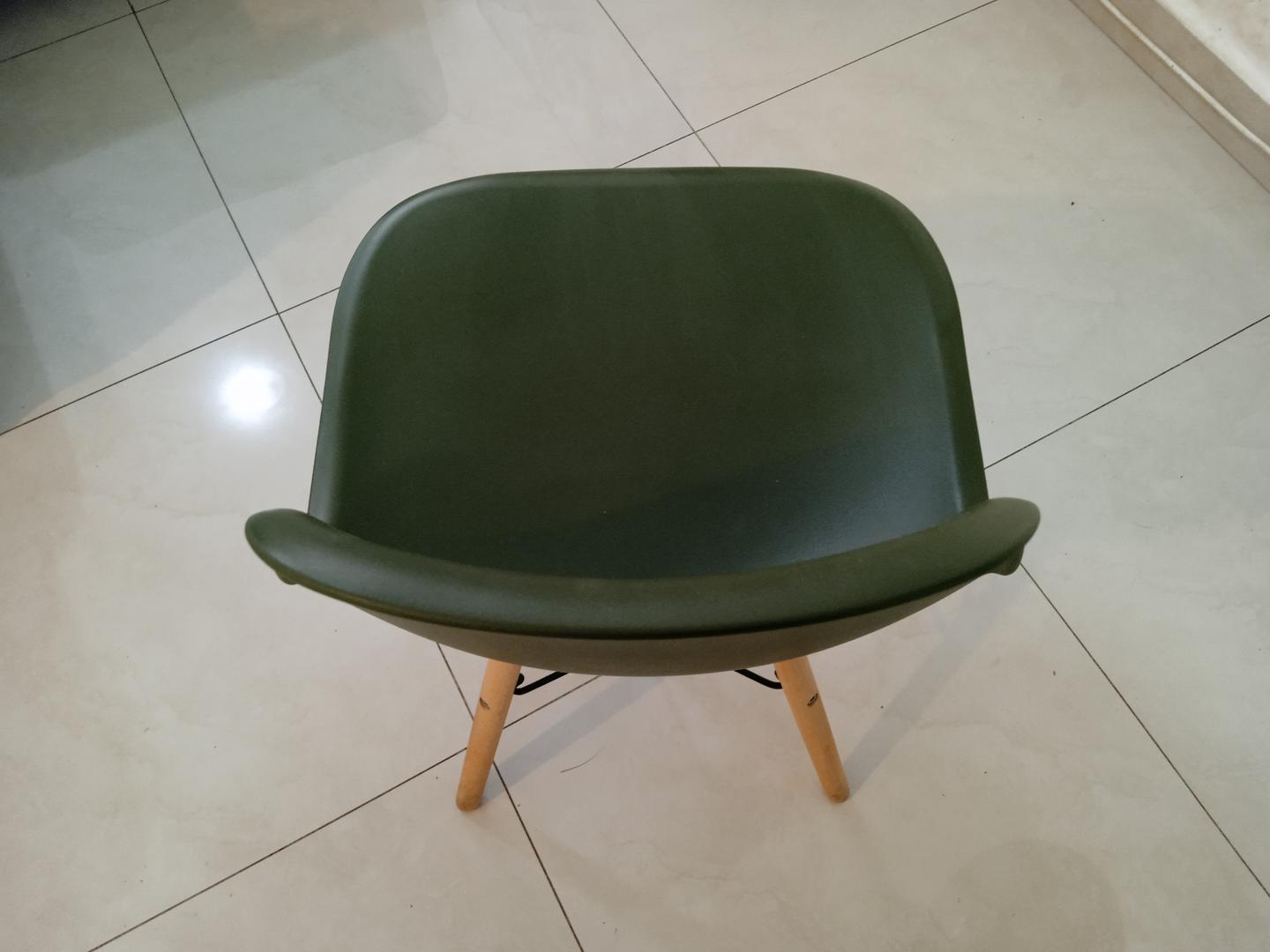 Cadeira de jantar fixa s/ braços Eames em Plástico / MDF Verde 82 cm x 46 cm x 45 cm