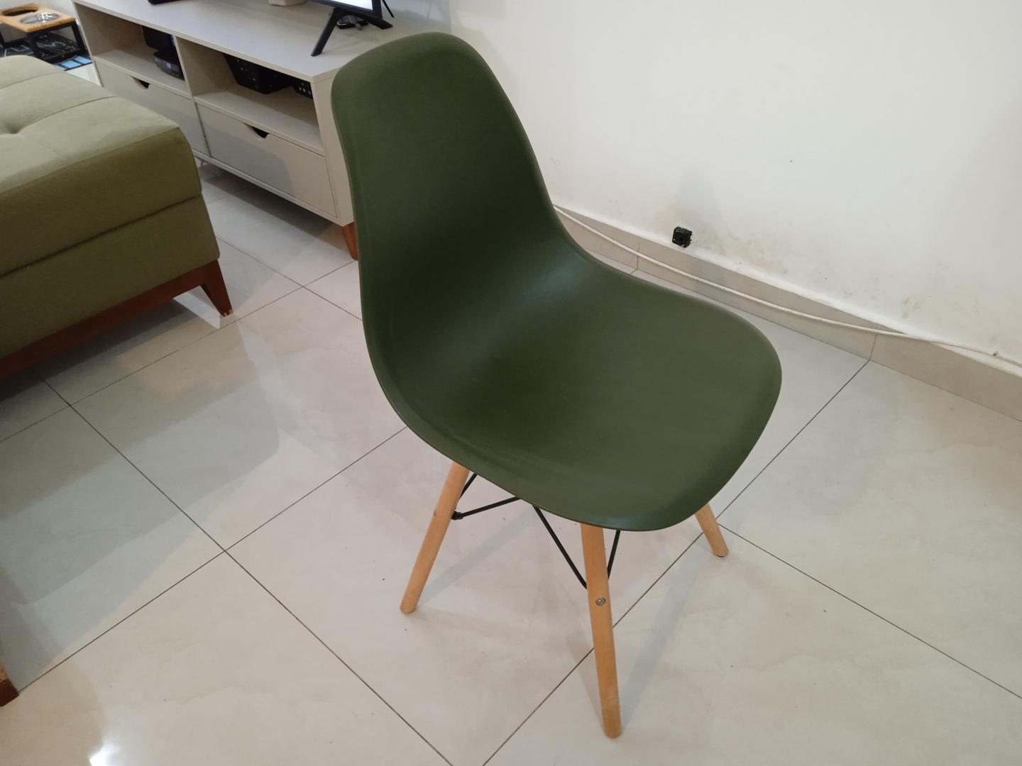 Cadeira de jantar fixa s/ braços Eames em Plástico / MDF Verde 82 cm x 46 cm x 45 cm