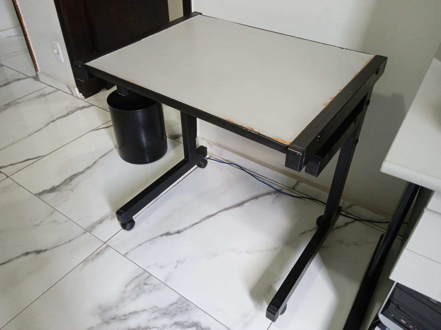 Mesa de apoio c/ rodas em Aço / MDF Bege 66 cm x 66 cm x 52 cm