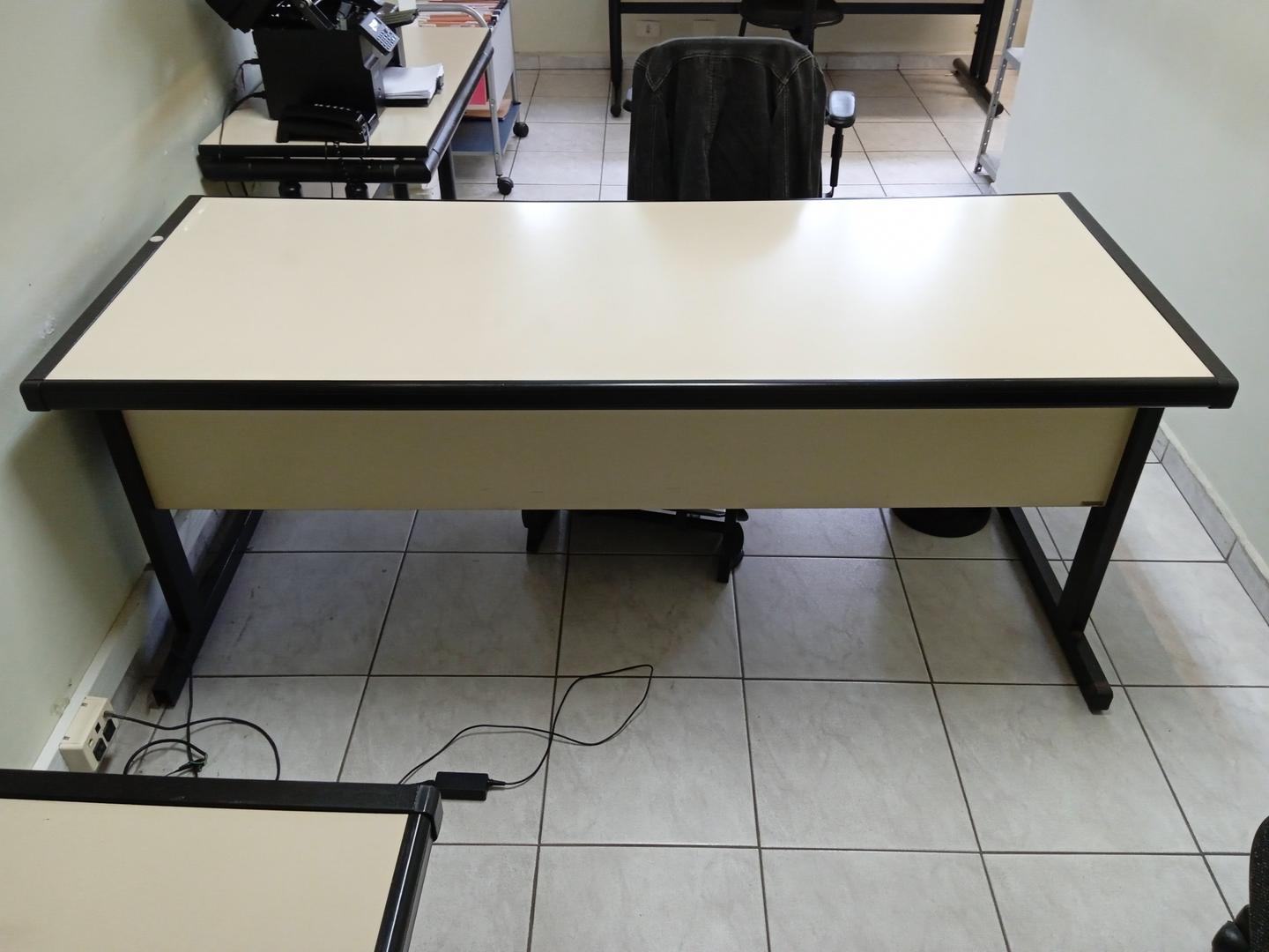 Mesa de Escritório c/ 2 gavetas em MDF / Aço Bege 73 cm x 180 cm x 75 cm