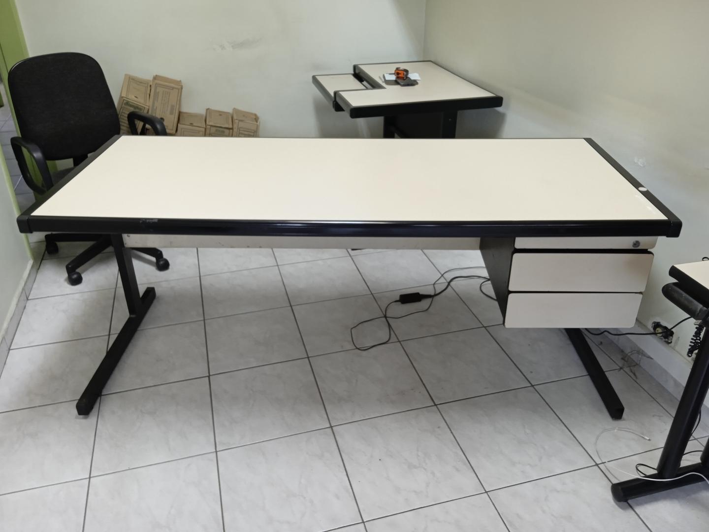 Mesa de Escritório c/ 2 gavetas em MDF / Aço Bege 73 cm x 180 cm x 75 cm