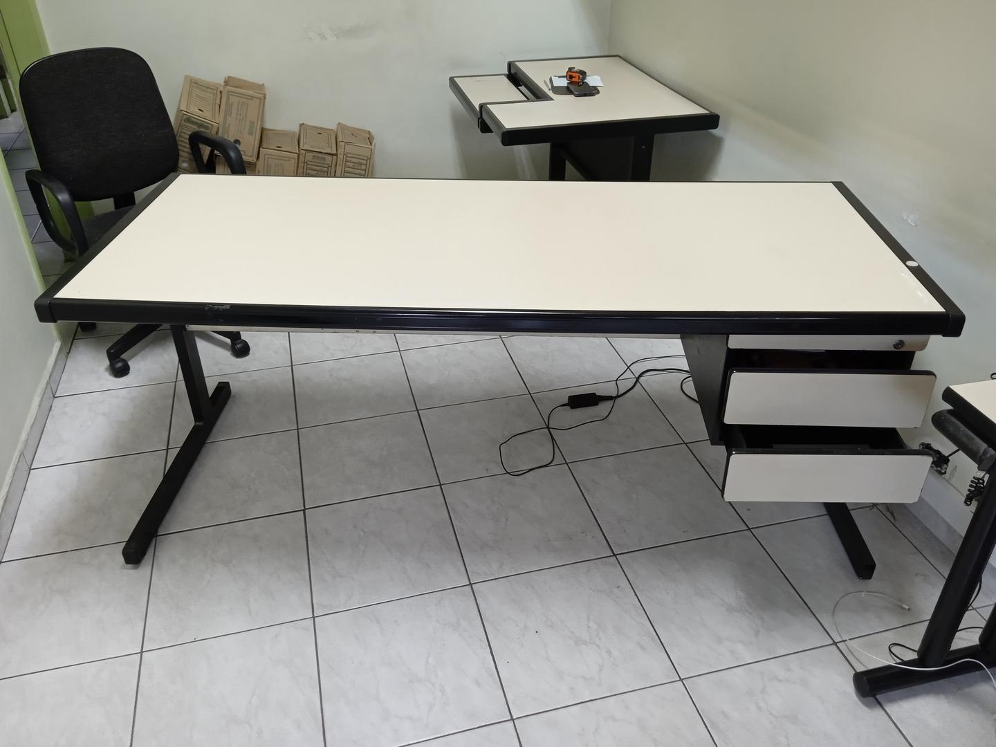 Mesa de Escritório c/ 2 gavetas em MDF / Aço Bege 73 cm x 180 cm x 75 cm