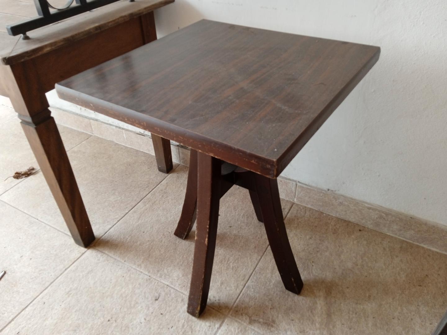 Mesa de apoio em MDF Marrom 77 cm x 60 cm x 60 cm