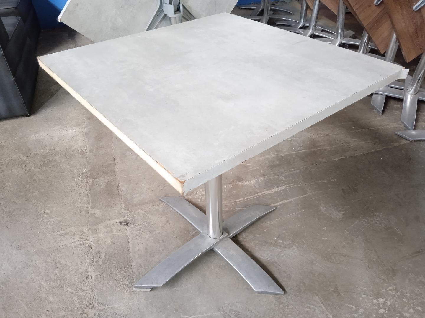 Mesa de apoio Quadrada Dobrável em Aço / MDF Cinza 77 cm x 70 cm x 70 cm