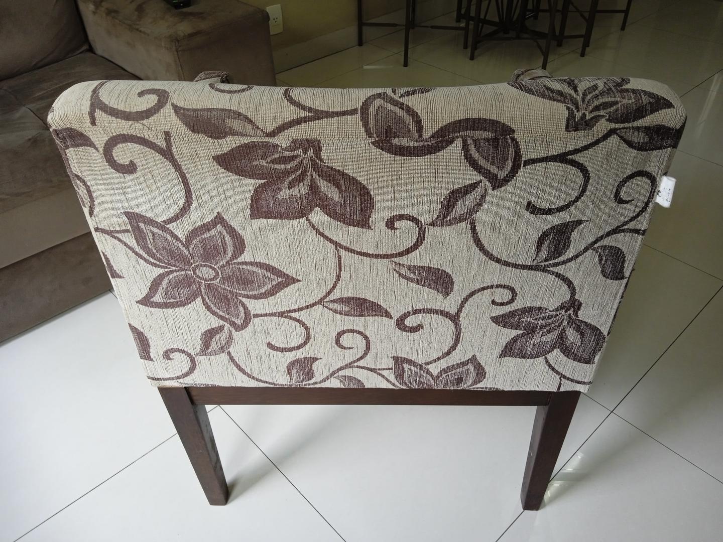 Poltrona estofada c/ braços em Estofado Marrom 82 cm x 66 cm x 68 cm