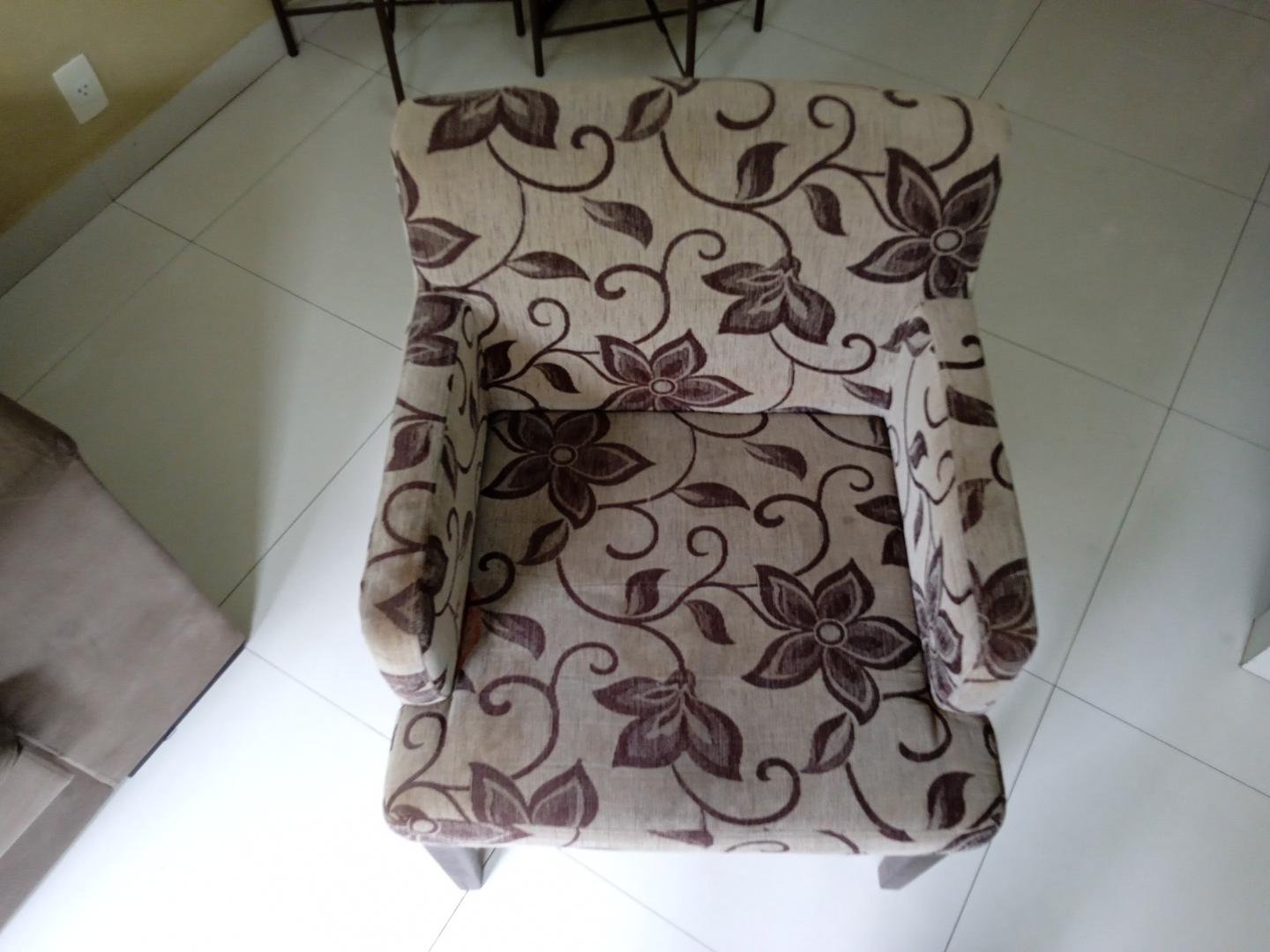 Poltrona estofada c/ braços em Estofado Marrom 82 cm x 66 cm x 68 cm