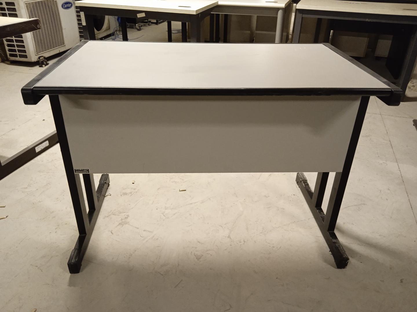 Mesa de Escritório em Aço / MDF Cinza 74 cm x 106 cm x 63 cm