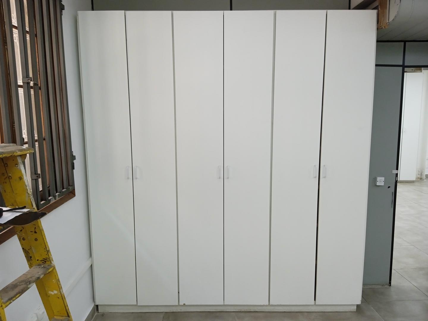 Armário alto c/ 6 portas em MDF Branco 240 cm x 225 cm x 46 cm